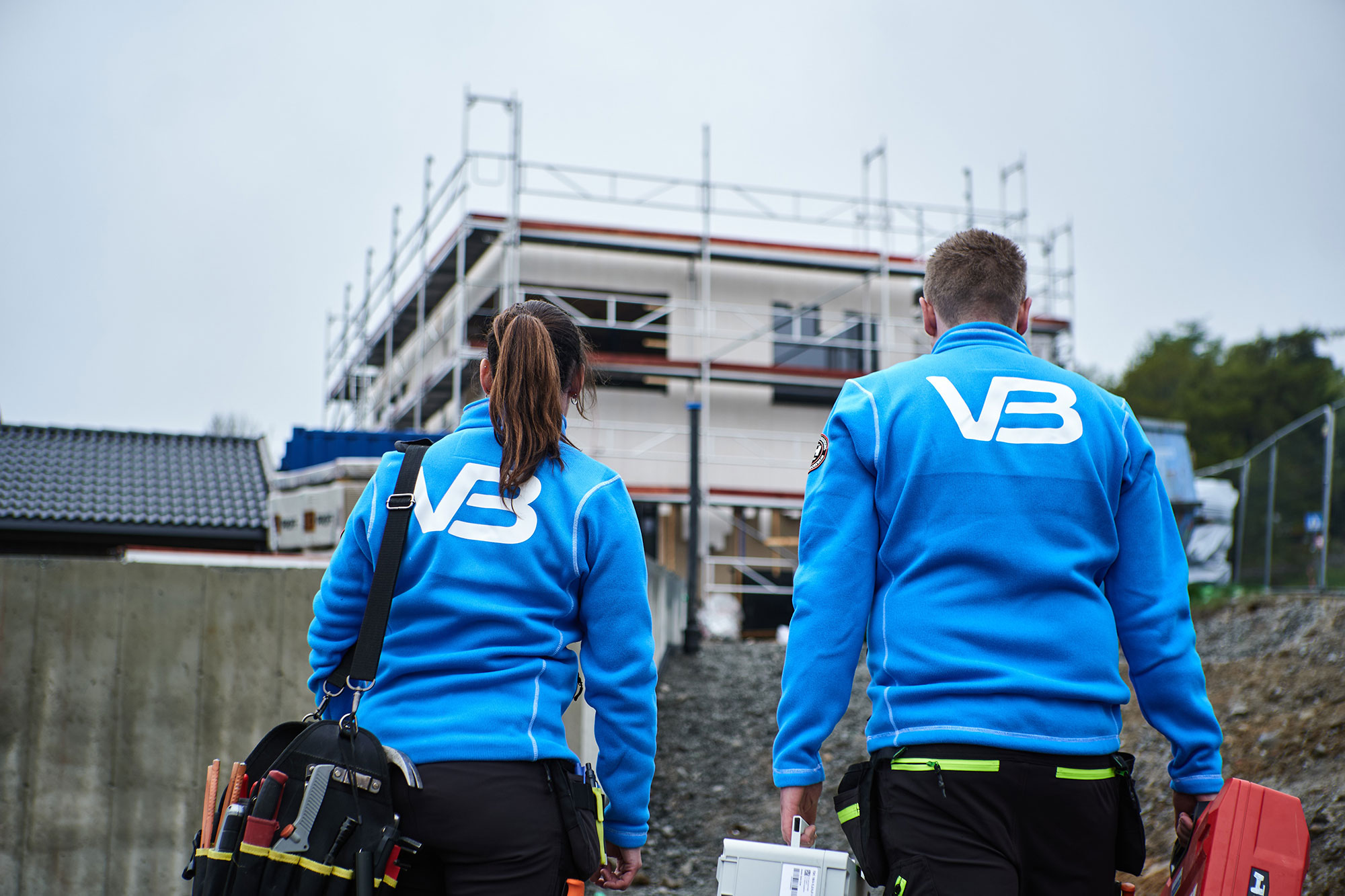 To VB-rørleggere på vei inn til et byggeprosjekt